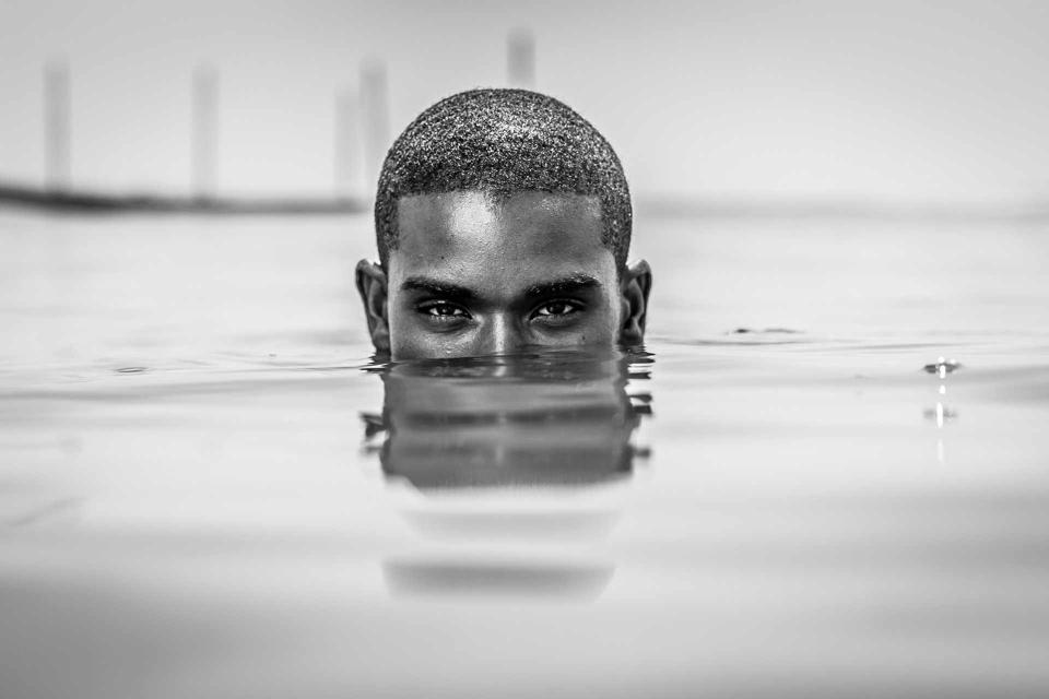 chico negro con cara semi sumergida y mirada sexy